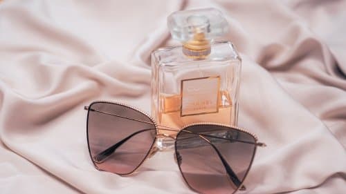 Photo shared by tis: Glasses are part of everyday life for many people, whether they are used for reading, working, study