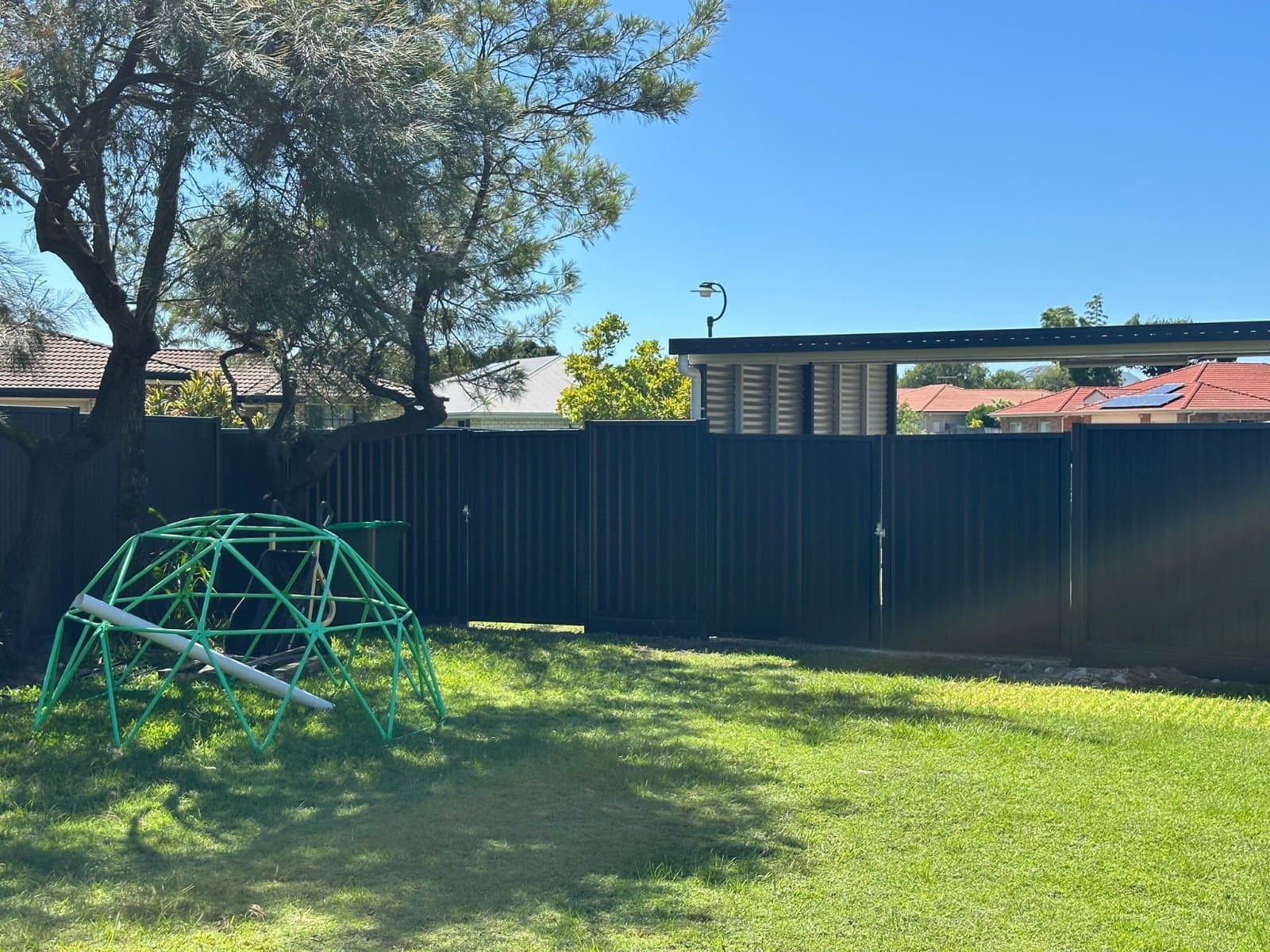 Photo shared by RNB Landscaping: https://rnblandscaping.com.au/colourbond-fencing-brisbane.php
Colourbond fencing has become one o