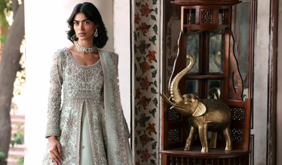 Photo shared by waqasshahofficialusa: Pakistani Reception Dresses ’26-‘27: Mint Green Open-Front Wedding Couture Gown
https://waqasshah